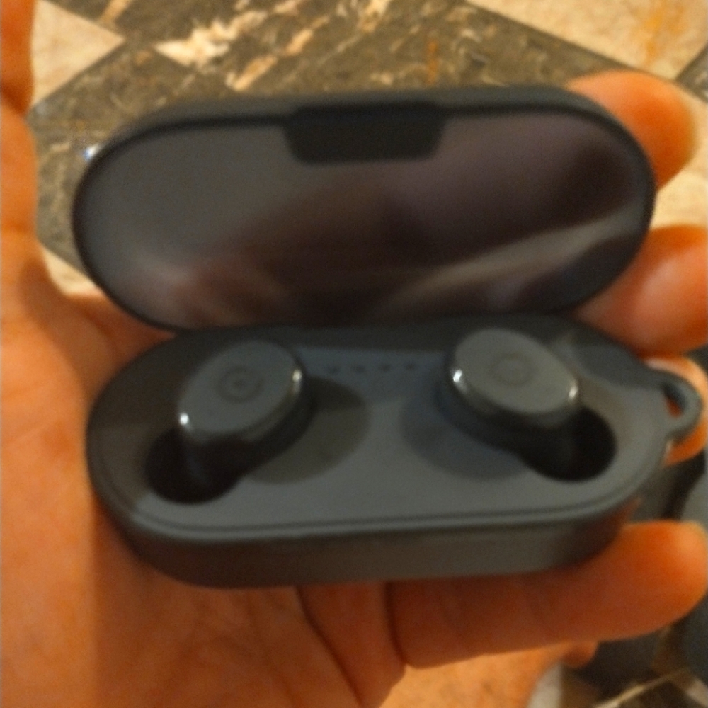 Wireless Bluetooth earbuds